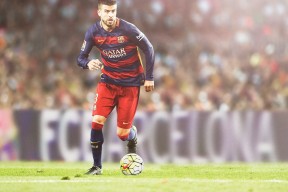 张雨霏与外国选手合影气氛融洽，张雨霏比赛现场