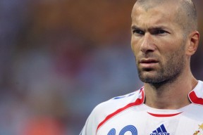 巴西队在南美预赛中保持领先，晋级势头良好